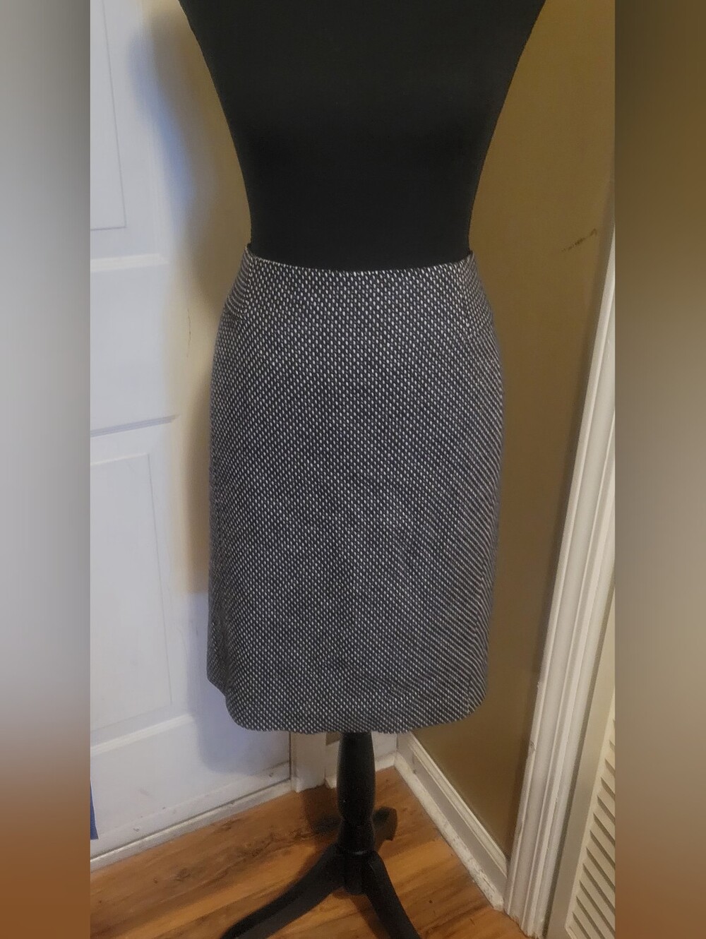 LOFT Black and White Tweed, Wool Blend Pencil Skirt, Size 8